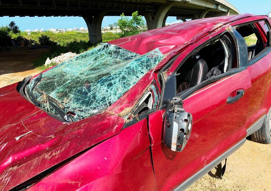 Chiếc xe bị biến dạng, thiệt hại nặng nề. Ảnh: HH