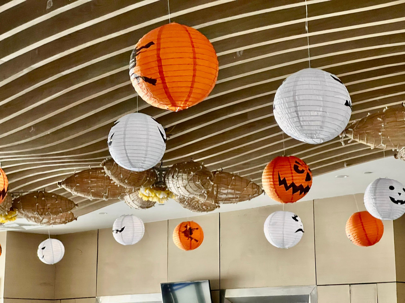 Tại các siêu thị, trung tâm tiếng Anh... đèn lồng hình mặt ma quái đơn giản được treo trần nhà.