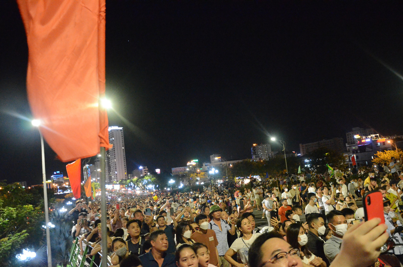 Dòng người đổ về xem cầu Rồng phun lửa tăng đột biến trong dịp lễ.