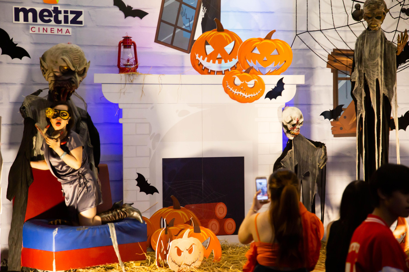 Lễ hội hóa trang Halloween tại Việt Nam là dịp để mọi người vui chơi, các bạn trẻ hóa thân thành các nhân vật mình ấn tượng