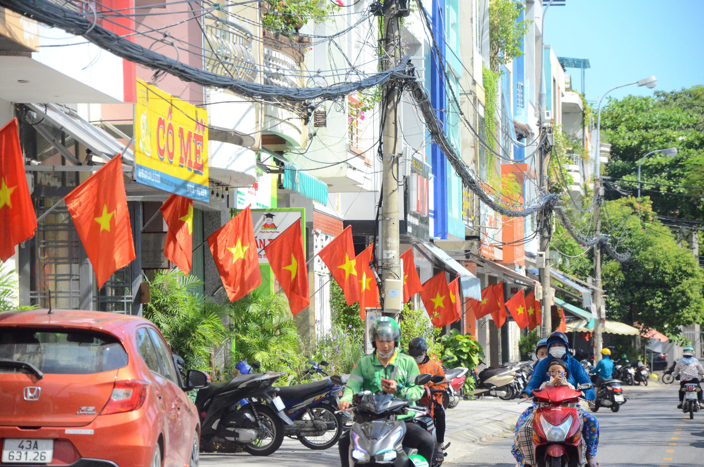 Đường Tản Đà (quận Thanh Khê) được người dân trang trí cờ chào mừng Quốc khánh 2/9.