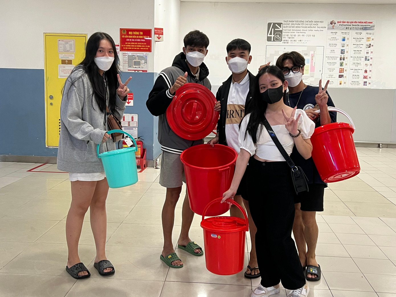 Giới trẻ tranh thủ mang mọi vật dụng có thể trong gia đình để đựng được càng nhiều bỏng ngô càng tốt.