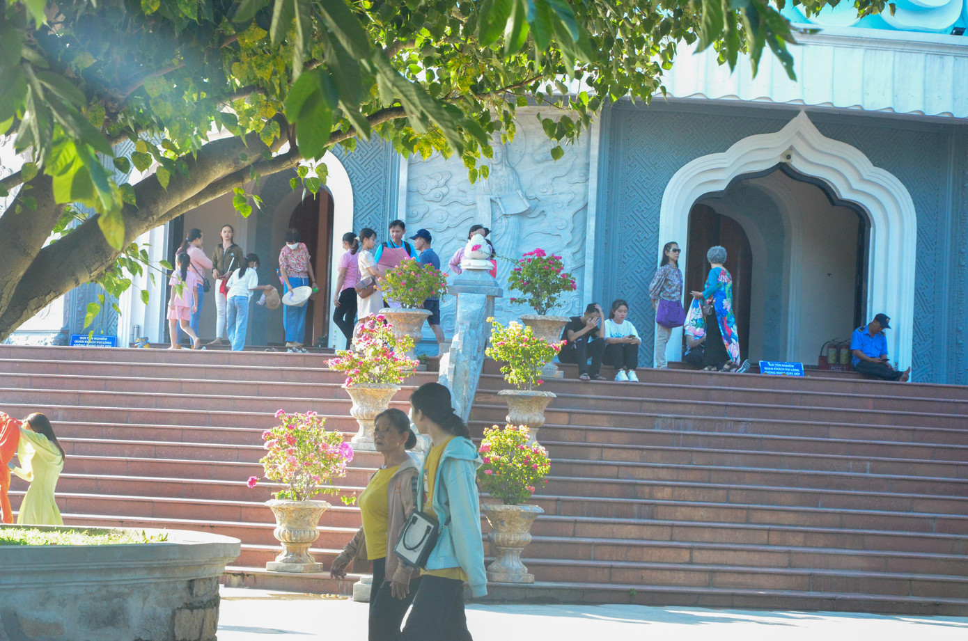 Theo báo cáo của Sở Du lịch TP Đà Nẵng, dự kiến, có 436 chuyến bay nội địa với khoảng 47.000 lượt khách, 95 chuyến bay quốc tế với khoảng 13.300 lượt khách đến Đà Nẵng trong dịp nghỉ lễ Quốc khách. Trong ảnh: Du khách vào lễ Phật Quan Âm. Theo báo cáo của Sở Du lịch TP Đà Nẵng, dự kiến, có 436 chuyến bay nội địa với khoảng 47.000 lượt khách, 95 chuyến bay quốc tế với khoảng 13.300 lượt khách đến Đà Nẵng trong dịp nghỉ lễ Quốc khách. Trong ảnh: Du khách vào lễ Phật Quan Âm.