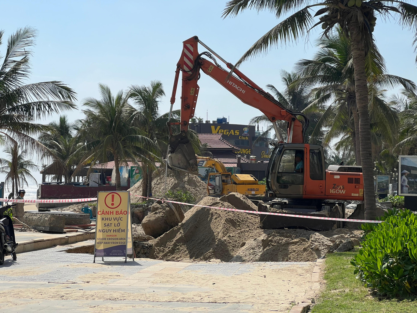 Trước đó, theo báo cáo của Ban Quản lý bán đảo Sơn Trà và các bãi biển du lịch Đà Nẵng, tổng cộng có 3 điểm sụt lún lớn, nghiêm trọng ở khu vực bờ biển. Ngoài ra, mưa lớn và ngập lụt cũng khiến nhiều đoạn vỉa hè, kè biển bị hư hỏng, gạch lát bị bóc lên ngổn ngang. Ảnh: Thái Lâm.