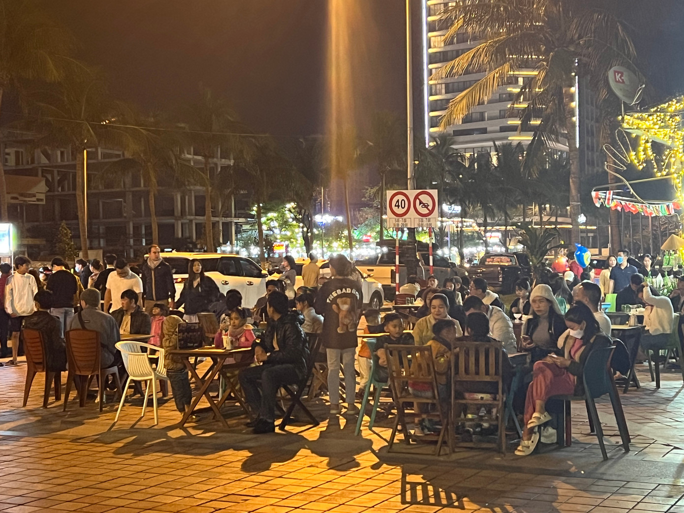 Nhiều quán cà phê bị "quá tải". Ảnh: Thái Lâm Nhiều quán cà phê bị "quá tải". Ảnh: Thái Lâm