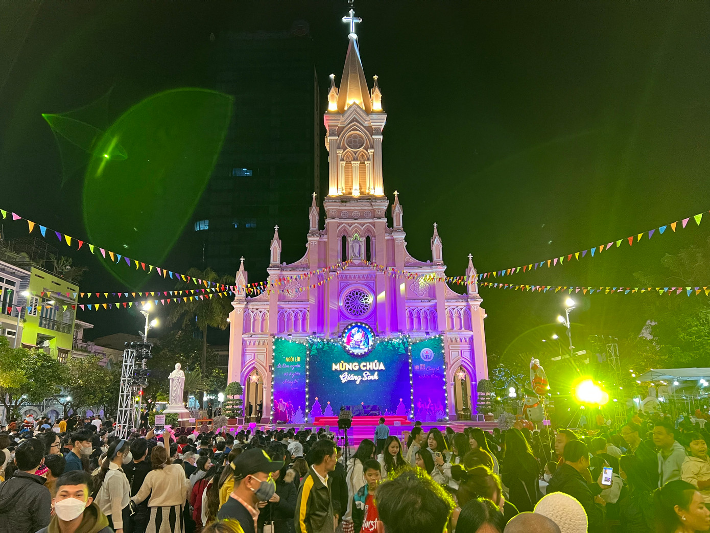 Hàng ngàn du khách, người dân đổ về Nhà thờ Chánh tòa để tham quan, tham dự đêm Giáng sinh. Hàng ngàn du khách, người dân đổ về Nhà thờ Chánh tòa để tham quan, tham dự đêm Giáng sinh.