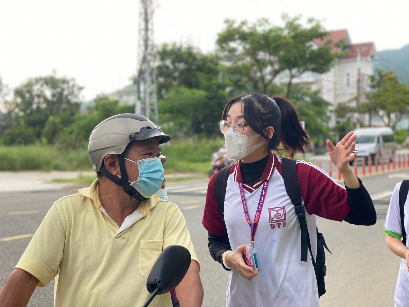 Nhiều sinh viên từ các trường đại học trên địa bàn thành phố đăng ký làm tình nguyện, trực tại các điểm chốt để tuyên truyền cho người dân, du khách. Nhiều sinh viên từ các trường đại học trên địa bàn thành phố đăng ký làm tình nguyện, trực tại các điểm chốt để tuyên truyền cho người dân, du khách.