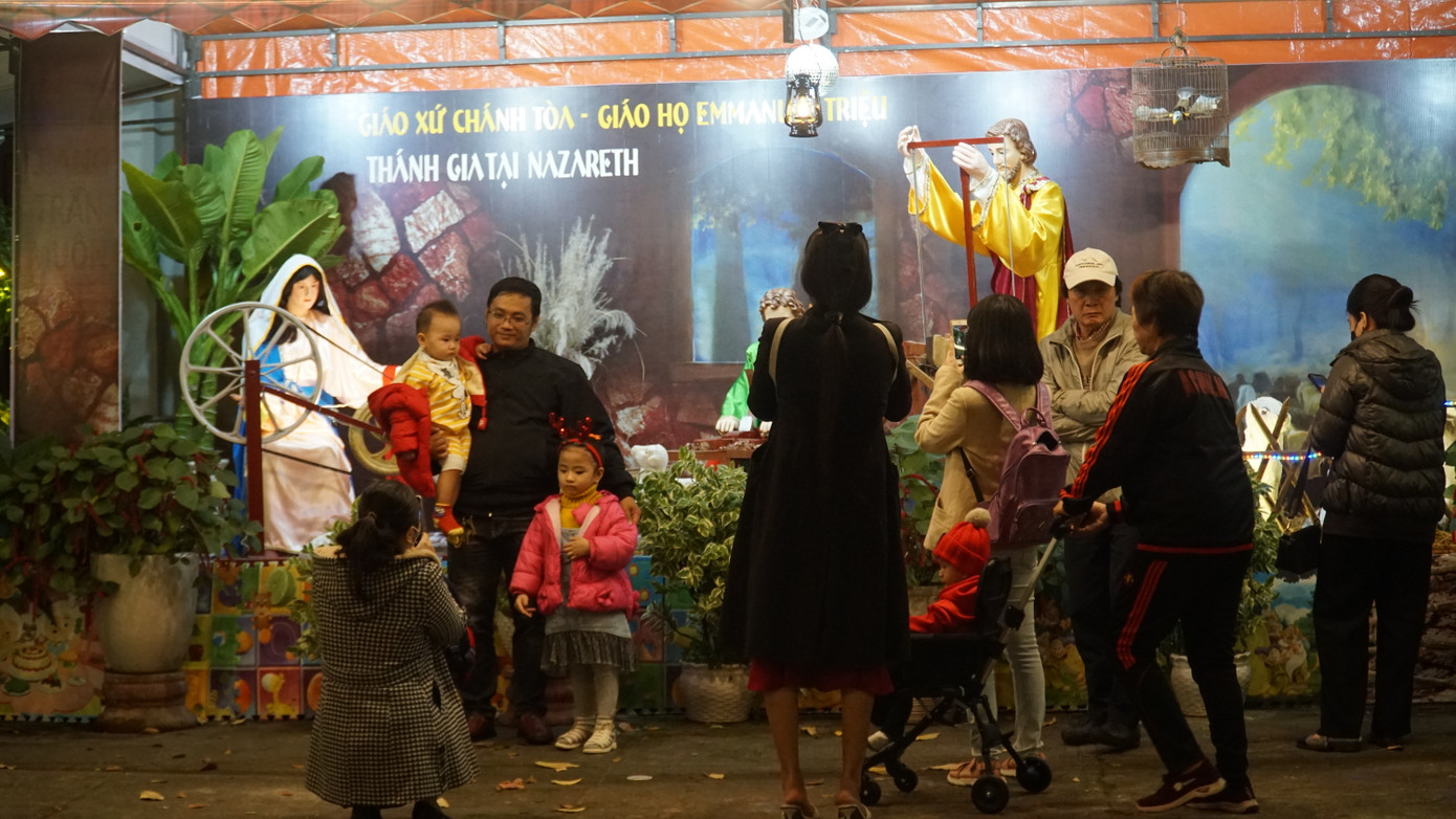 Khác với mọi năm, nhà thờ Chánh tòa Đà Nẵng năm nay có thêm nhiều tiểu cảnh là hang đá, người tuyết...để cho người dân, du khách tham quan. Khác với mọi năm, nhà thờ Chánh tòa Đà Nẵng năm nay có thêm nhiều tiểu cảnh là hang đá, người tuyết...để cho người dân, du khách tham quan.