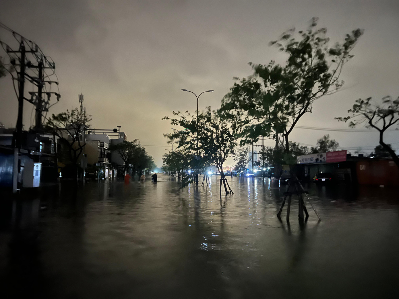 Theo ghi nhận tại phường Nại Hiên Đông, mực nước từ chiều tối đến khuya vẫn đang ở mức cao. Theo ghi nhận tại phường Nại Hiên Đông, mực nước từ chiều tối đến khuya vẫn đang ở mức cao.