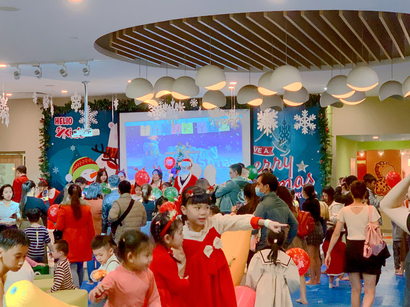 Nhiều hoạt động vui chơi dành cho trẻ em diễn ra trong dịp Noel tạo không khí nhộn nhịp.