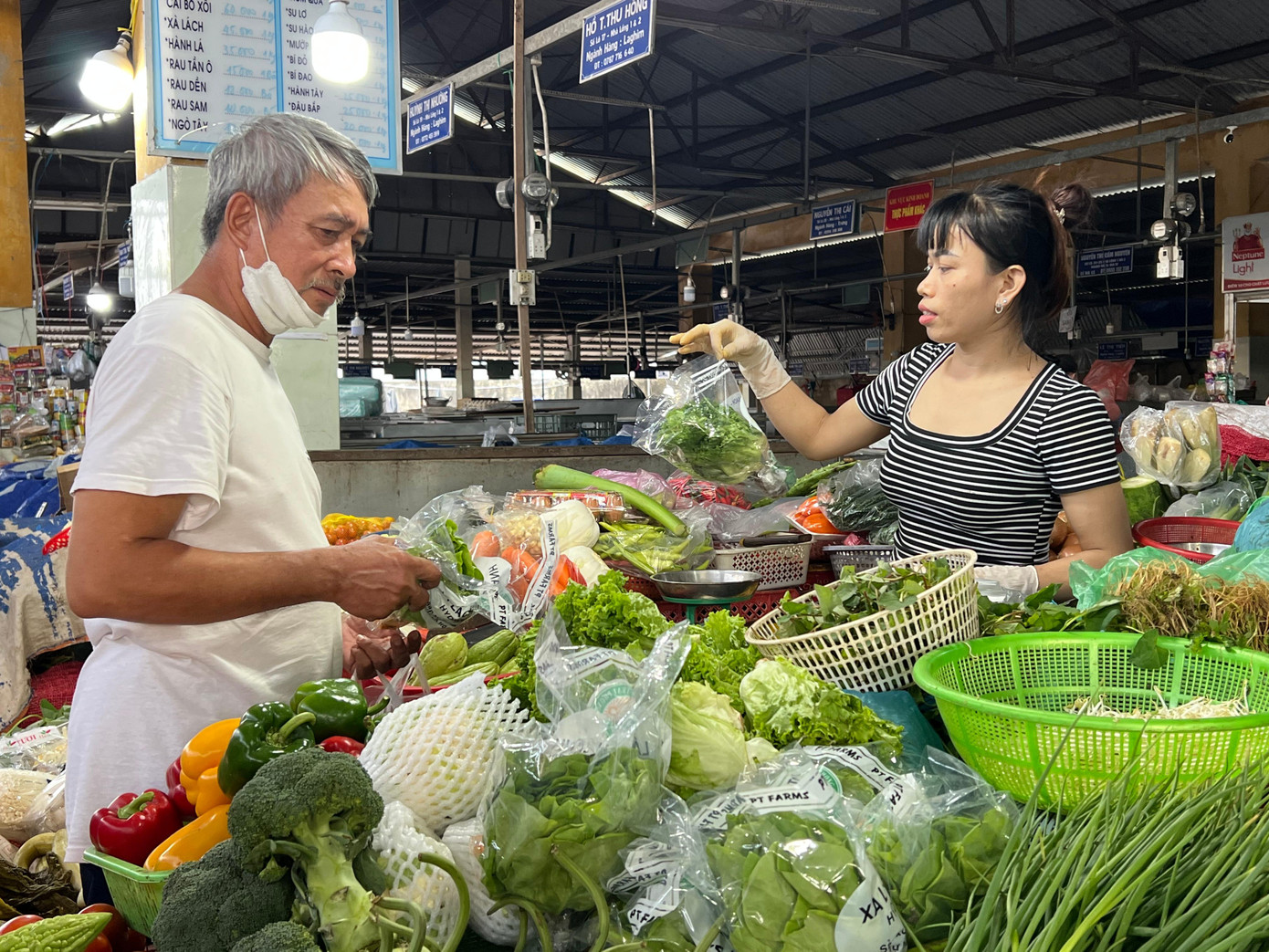 Ghi nhận chiều 17/10 tại các chợ ở Đà Nẵng, giá nhiều loại rau xanh tăng gấp 3 - 4 lần so với ngày thường, nhiều mặt hàng rau khan hiếm.