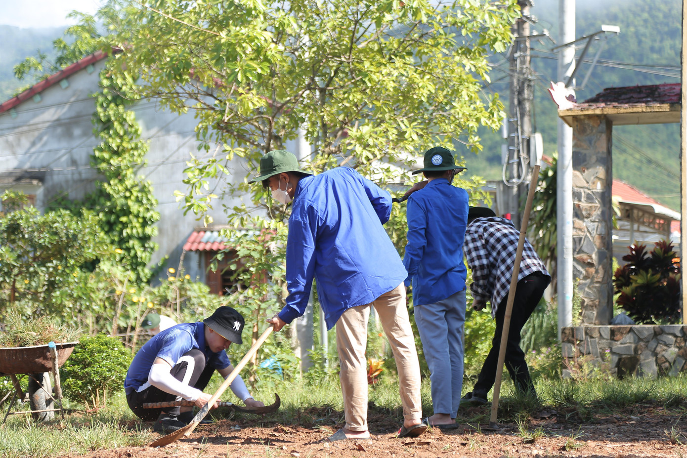 Chăm chỉ hoàn thành các phần việc vượt qua thời tiết nắng nóng miền Trung Chăm chỉ hoàn thành các phần việc vượt qua thời tiết nắng nóng miền Trung
