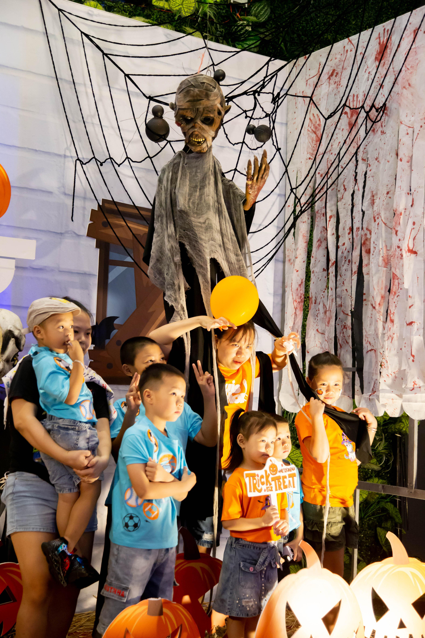 Các bạn nhỏ khi đến với lễ hội sẽ được hóa trang thành phù thuỷ nhí, anh hùng superman, những cô công chúa xinh xắn,...chụp hình tại các tiểu cảnh.