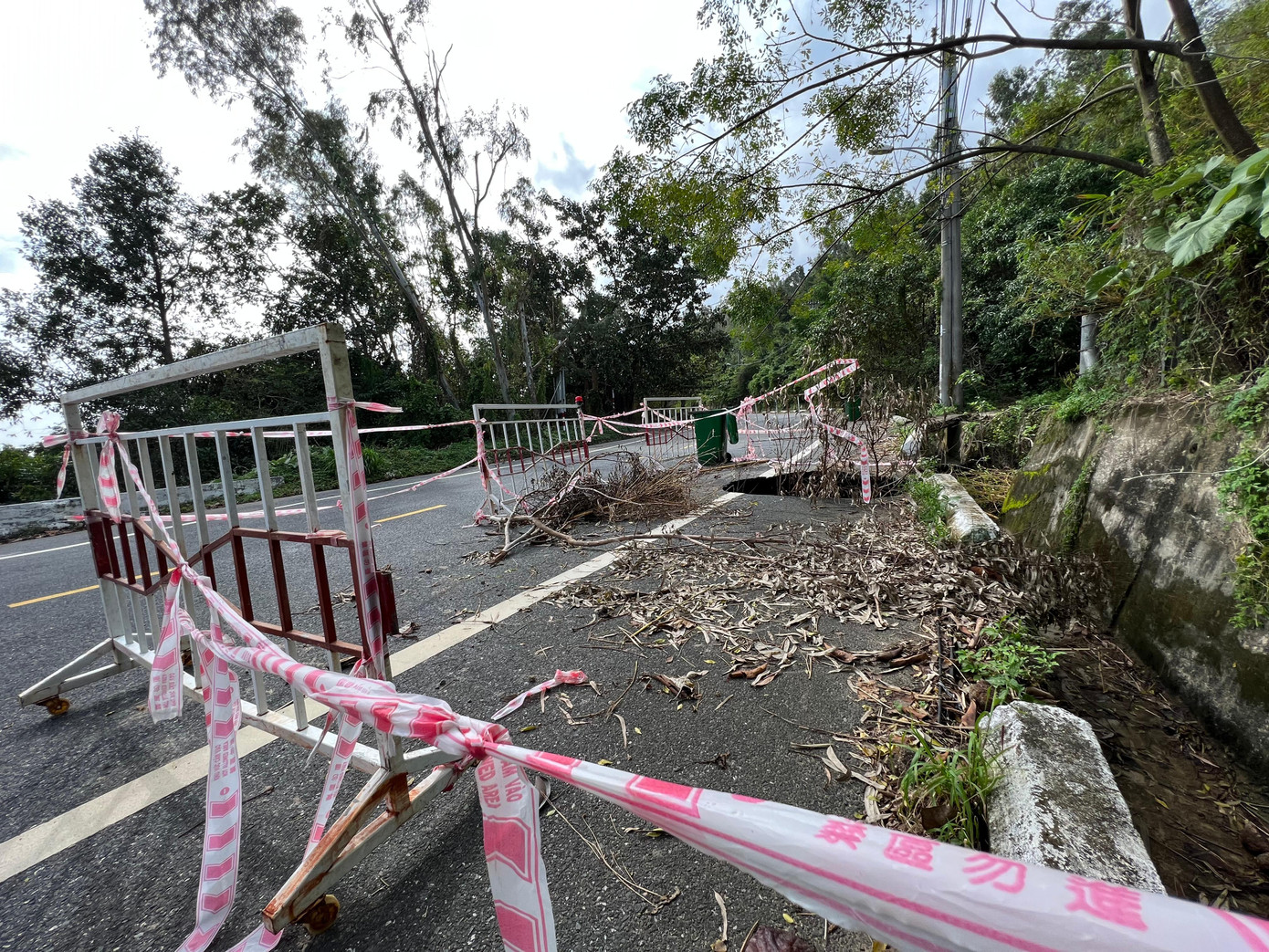 Trước đây tuyến đường bán đảo Sơn Trà được mệnh danh là cung đường đẹp hoang sơ nhất Đà Nẵng, giờ đây hoang tàn, ngổn ngang đất đá sau nhiều trận mưa lớn.