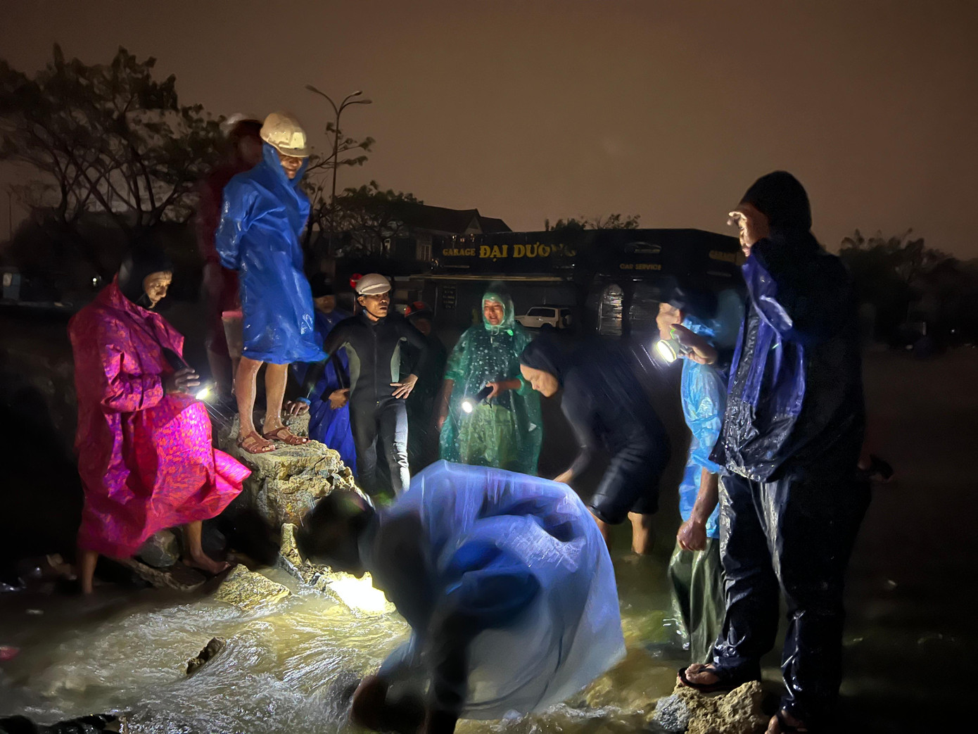 Khoảng 21h30, nhiều hộ dân phường Nại Hiên Đông đã đục bờ đê ngăn cách giữa âu thuyền Thọ Quang với đường Chu Huy Mân, giúp khu vực phường thoát nước một cách nhanh chóng nhất có thể. Khoảng 21h30, nhiều hộ dân phường Nại Hiên Đông đã đục bờ đê ngăn cách giữa âu thuyền Thọ Quang với đường Chu Huy Mân, giúp khu vực phường thoát nước một cách nhanh chóng nhất có thể.