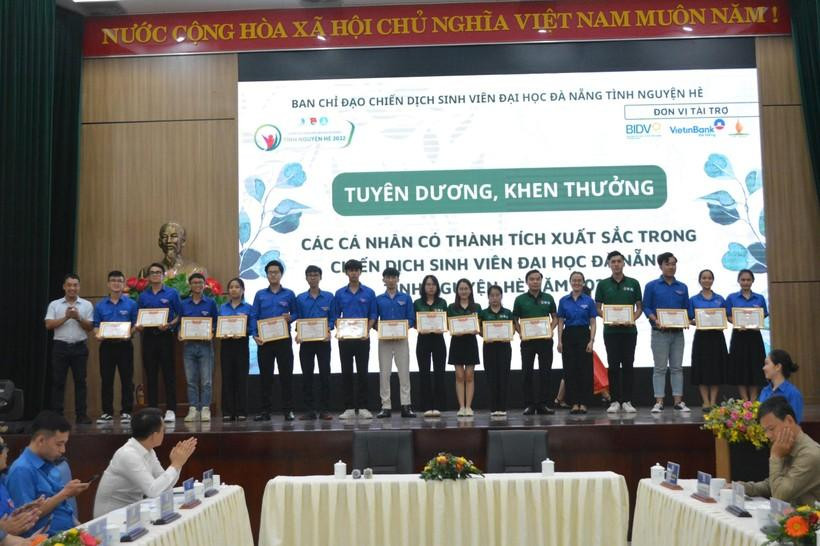 BCH Đoàn Đại học Đà Nẵng tuyên dương, khen thưởng cho 50 cá nhân, tập thể có thành tích xuất sắc trong công tác tình nguyện hè 2022.