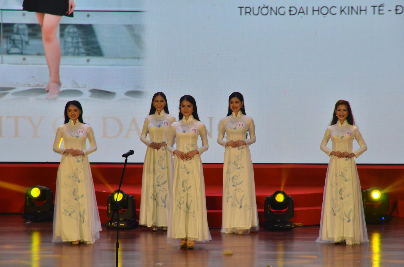 Các thí sinh tham dự phần thi trang phục áo dài tại đêm chung kết. Các thí sinh tham dự phần thi trang phục áo dài tại đêm chung kết.