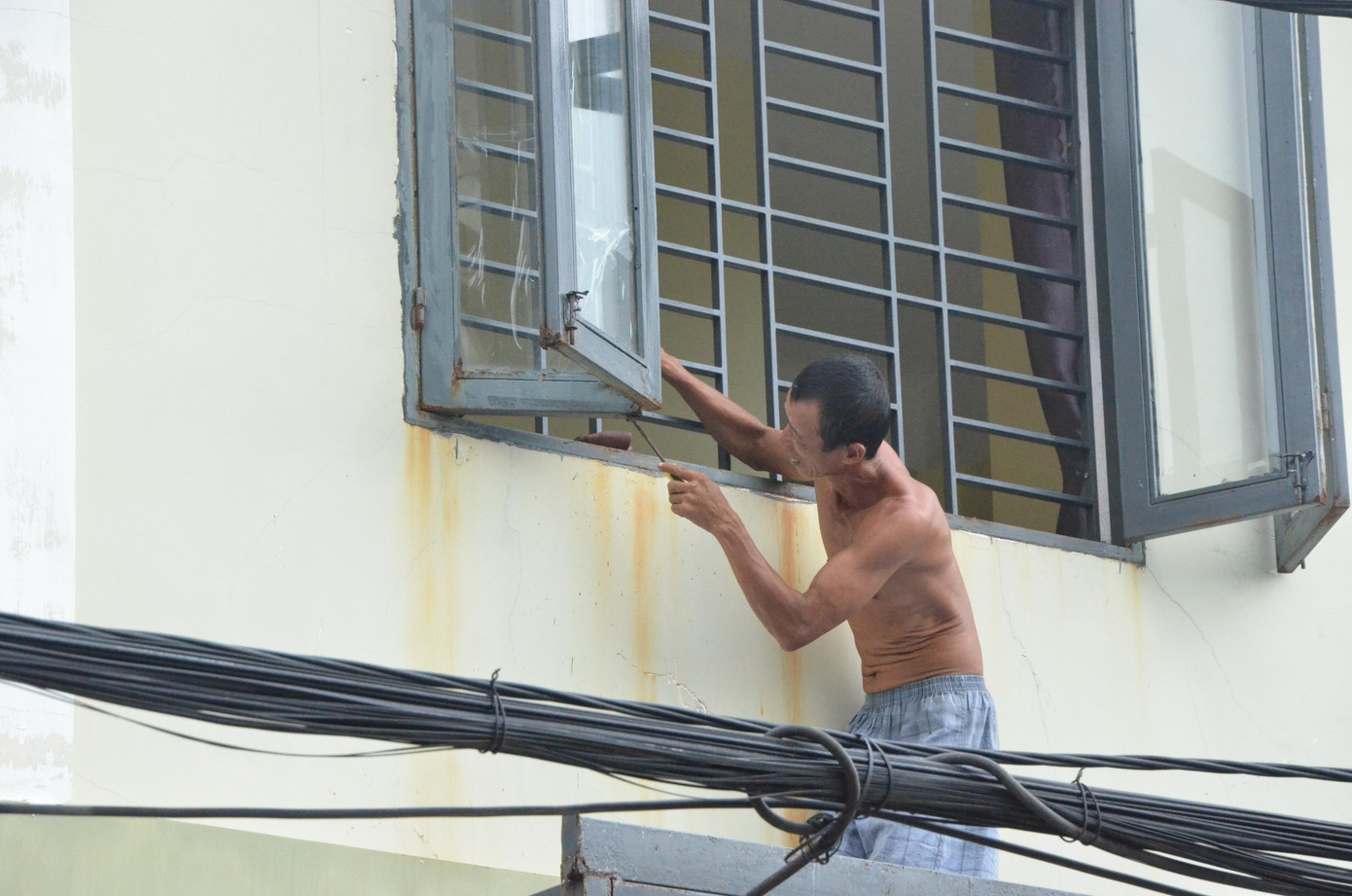 Cả các cánh cửa sổ cũng được gia cố