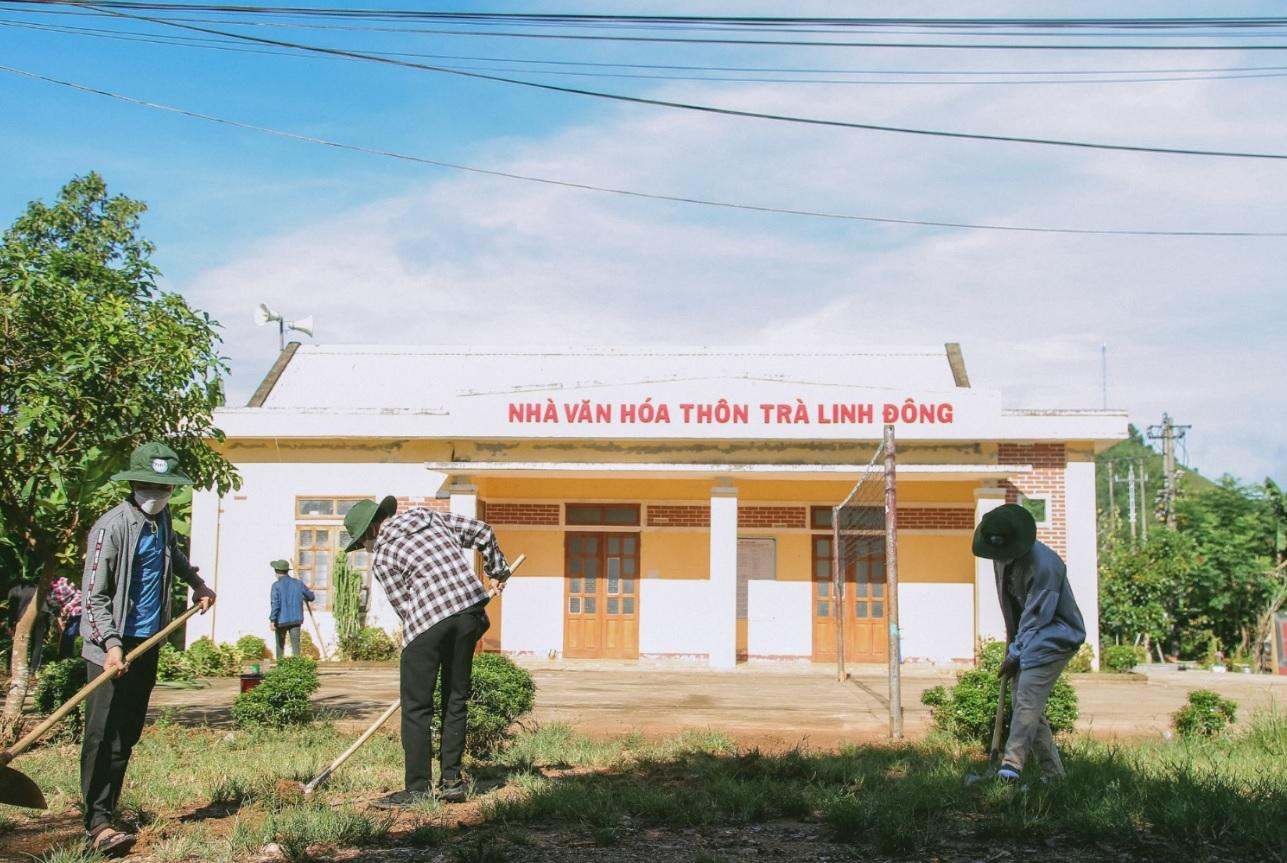 Mùa hè xanh là một trong những hoạt động hết sức ý nghĩa nhằm phát huy vai trò xung kích tình nguyện, qua đó góp phần bồi dưỡng kỹ năng công tác xã hội, giáo dục đạo đức, lối sống cho sinh viên. Trong ảnh: Những chiến sĩ đoàn viên của trường ĐH Sư phạm Kỹ thuật - ĐH Đà Nẵng làm sạch môi trường thôn Trà Linh Đông, xã Hiệp Hòa, huyện Hiệp Đức. Mùa hè xanh là một trong những hoạt động hết sức ý nghĩa nhằm phát huy vai trò xung kích tình nguyện, qua đó góp phần bồi dưỡng kỹ năng công tác xã hội, giáo dục đạo đức, lối sống cho sinh viên. Trong ảnh: Những chiến sĩ đoàn viên của trường ĐH Sư phạm Kỹ thuật - ĐH Đà Nẵng làm sạch môi trường thôn Trà Linh Đông, xã Hiệp Hòa, huyện Hiệp Đức.