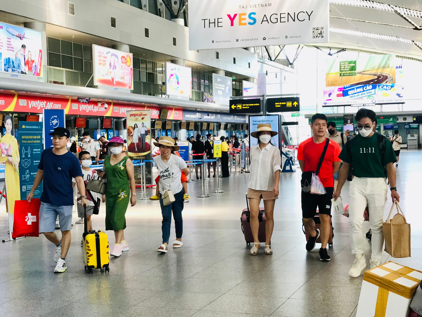 Nhiều du khách tìm nơi nghỉ chân trước khi chuyến bay cất cánh.