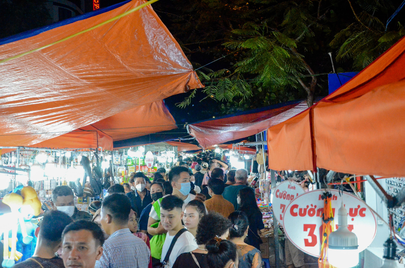 Chợ đêm Sơn Trà có vị trí đắc địa ngay trung tâm thành phố là nơi có tiềm năng phát triển du lịch. Tối 3/9, du khách chen chúc tham quan chợ đêm này.