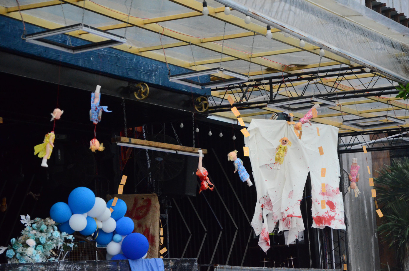 Những con búp bê cụt đầu, cụt tay, thiếu chân...được treo trần nhà tạo không khí ma mị, rùng rợn cho du khách.