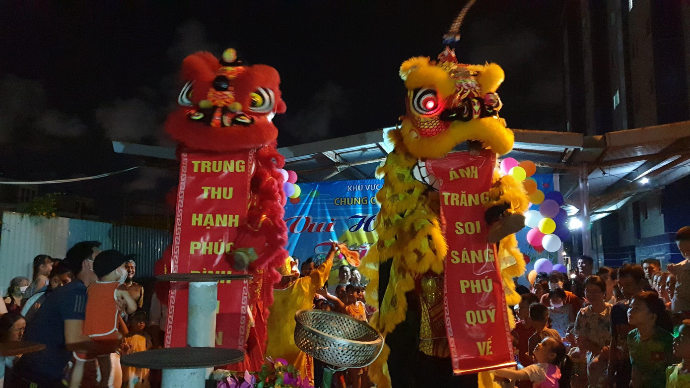 Tại phường Nại Hiên Đông, đội múa lân với màn trình diễn vui nhộn đã lan tỏa tinh thần Trung thu đến bà con đặc biệt là các em thiếu nhi tại khu vực dân cư Nại Hưng 1A, Nại Hưng 1C. Tại phường Nại Hiên Đông, đội múa lân với màn trình diễn vui nhộn đã lan tỏa tinh thần Trung thu đến bà con đặc biệt là các em thiếu nhi tại khu vực dân cư Nại Hưng 1A, Nại Hưng 1C.