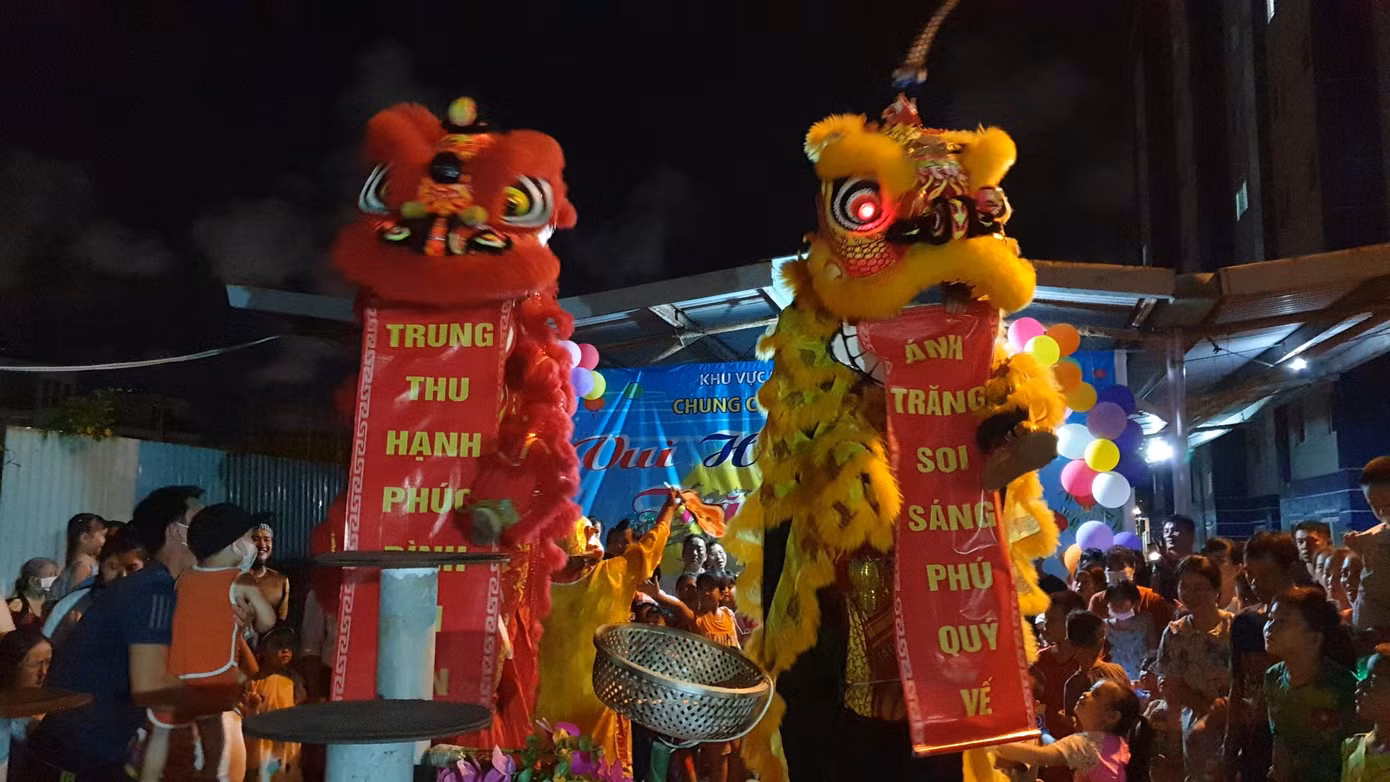 Tại phường Nại Hiên Đông, đội múa lân với màn trình diễn vui nhộn đã lan tỏa tinh thần Trung thu đến bà con đặc biệt là các em thiếu nhi tại khu vực dân cư Nại Hưng 1A, Nại Hưng 1C.