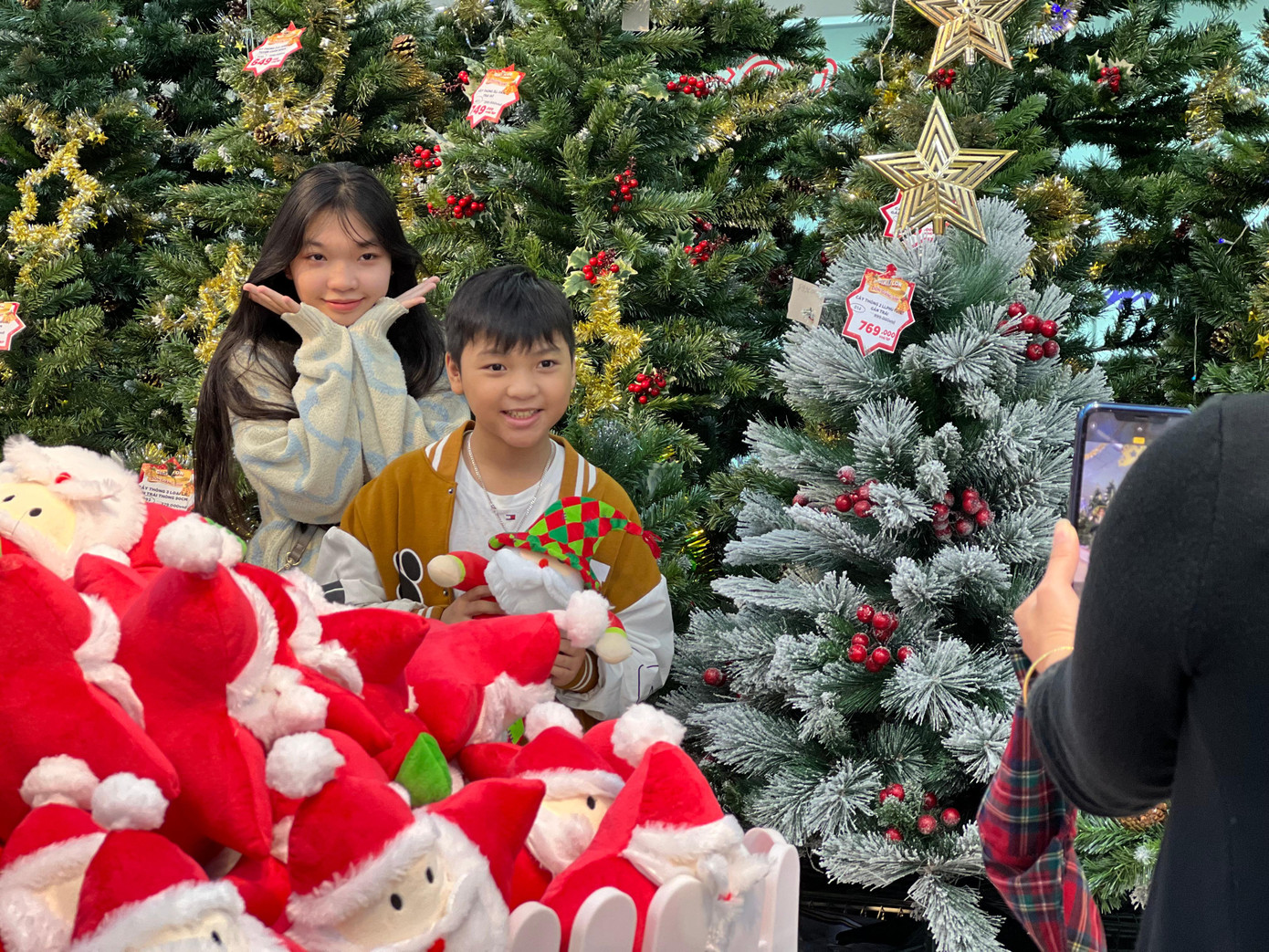 Thời tiết se lạnh, nhiều bạn trẻ diện áo len phong cách Giáng sinh tới cửa hàng bán đồ trang trí Noel chụp hình.