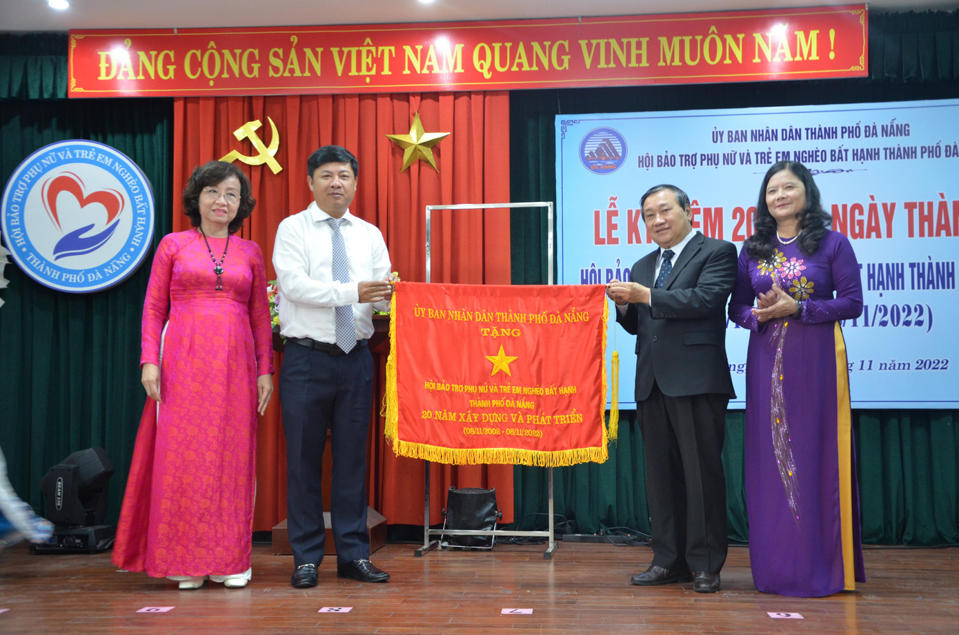 Nhân dịp kỷ niệm 20 năm hoạt động, Hội PN&TE vinh dự nhận cờ từ UBND thành phố Đà Nẵng. Ảnh: Thái Lâm. Nhân dịp kỷ niệm 20 năm hoạt động, Hội PN&TE vinh dự nhận cờ từ UBND thành phố Đà Nẵng. Ảnh: Thái Lâm.