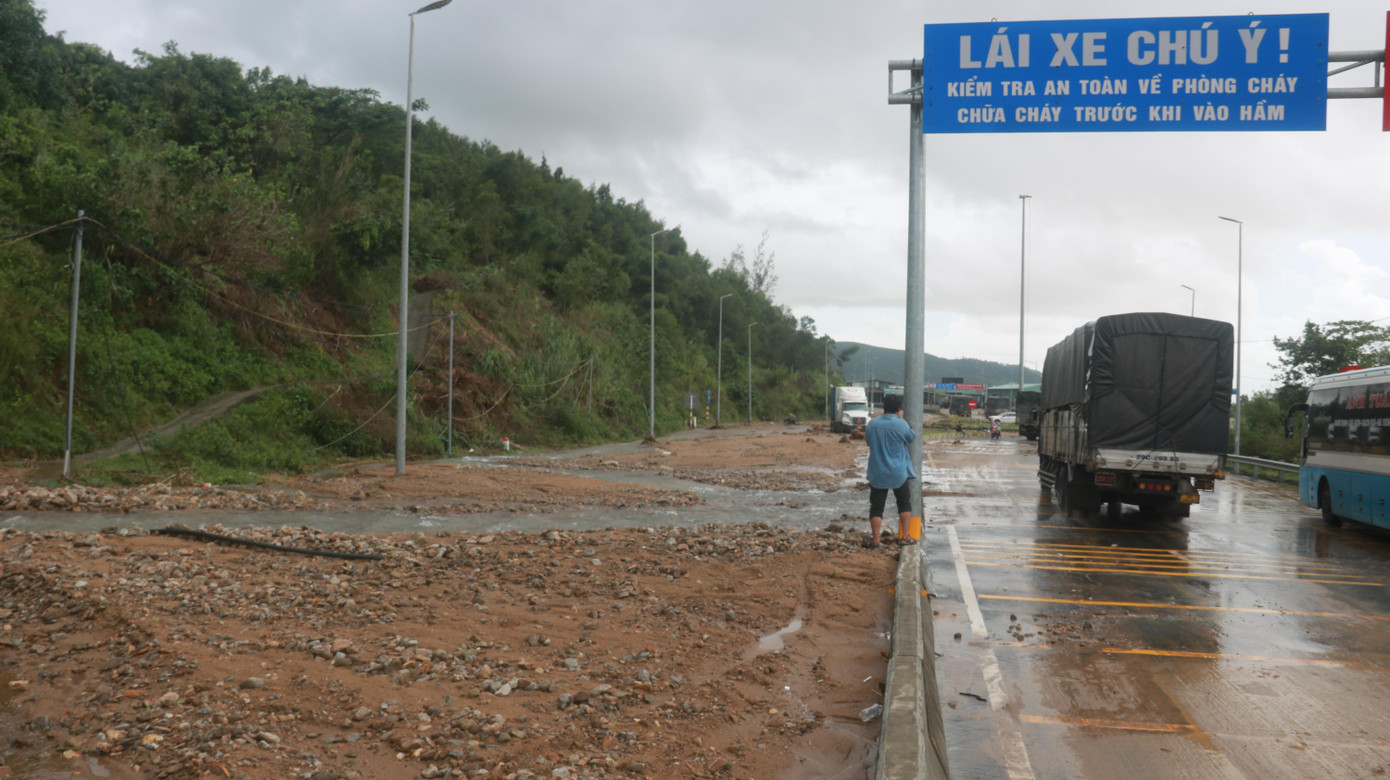 Đến 10h sáng nay, vị trí sạt lở vẫn chưa được khắc phục