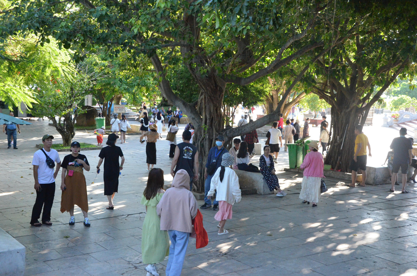 Khuôn viên chùa tấp nập du khách ra vào. Khuôn viên chùa tấp nập du khách ra vào.