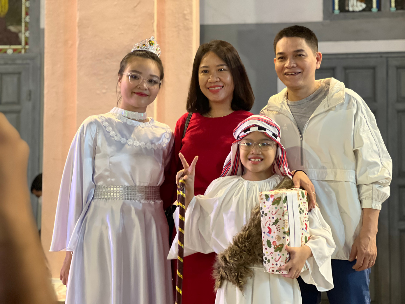 Nhiều gia đình tranh thủ chụp hình cùng các nhân vật hóa thân trong đêm diễn ở Nhà thờ. Nhiều gia đình tranh thủ chụp hình cùng các nhân vật hóa thân trong đêm diễn ở Nhà thờ.