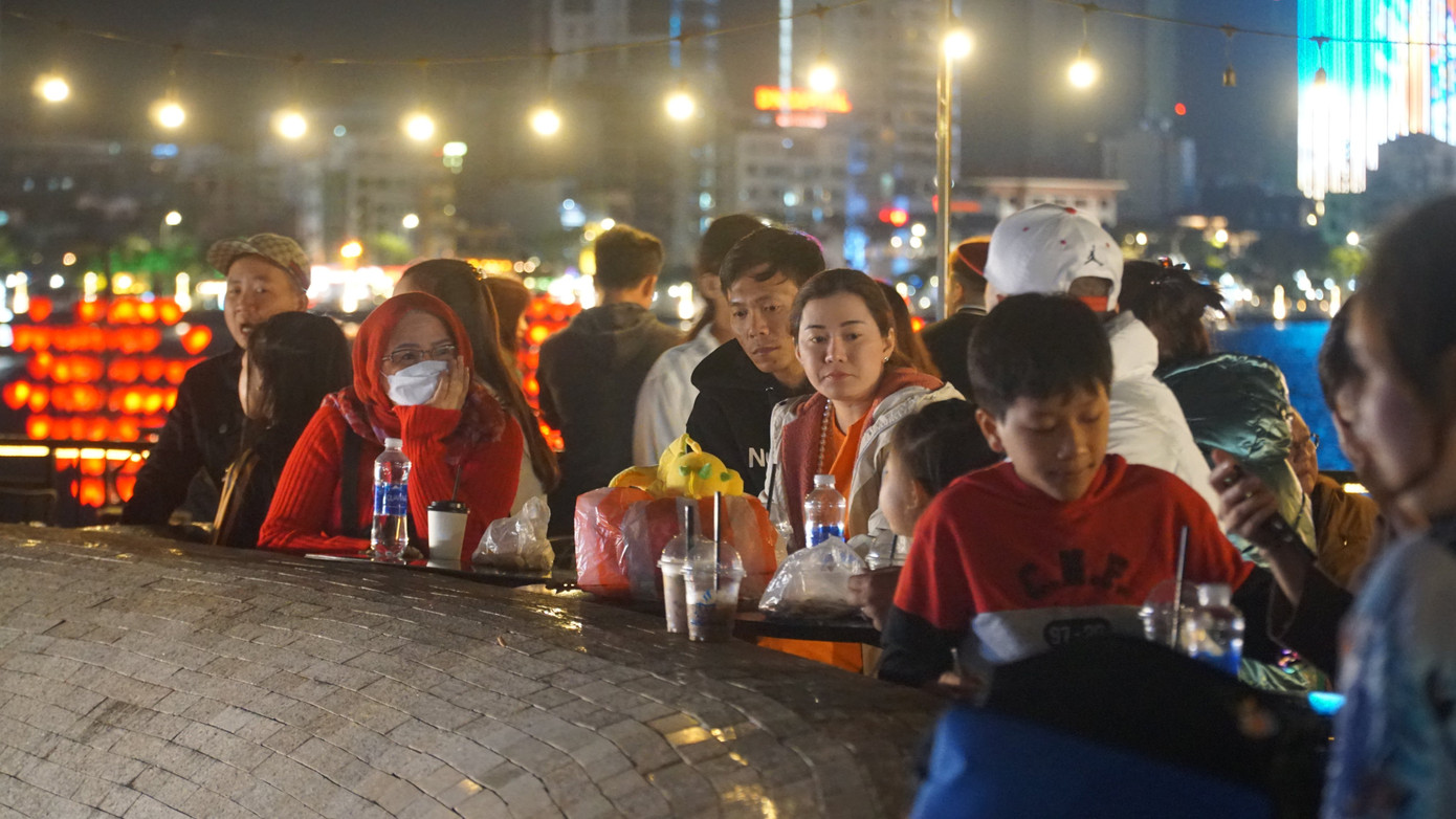 Ghi nhận tối 31/12, nhiều nhà hàng, quán ăn trên đường biển Hoàng Sa chật kín khách. Ảnh: Thái Lâm Ghi nhận tối 31/12, nhiều nhà hàng, quán ăn trên đường biển Hoàng Sa chật kín khách. Ảnh: Thái Lâm