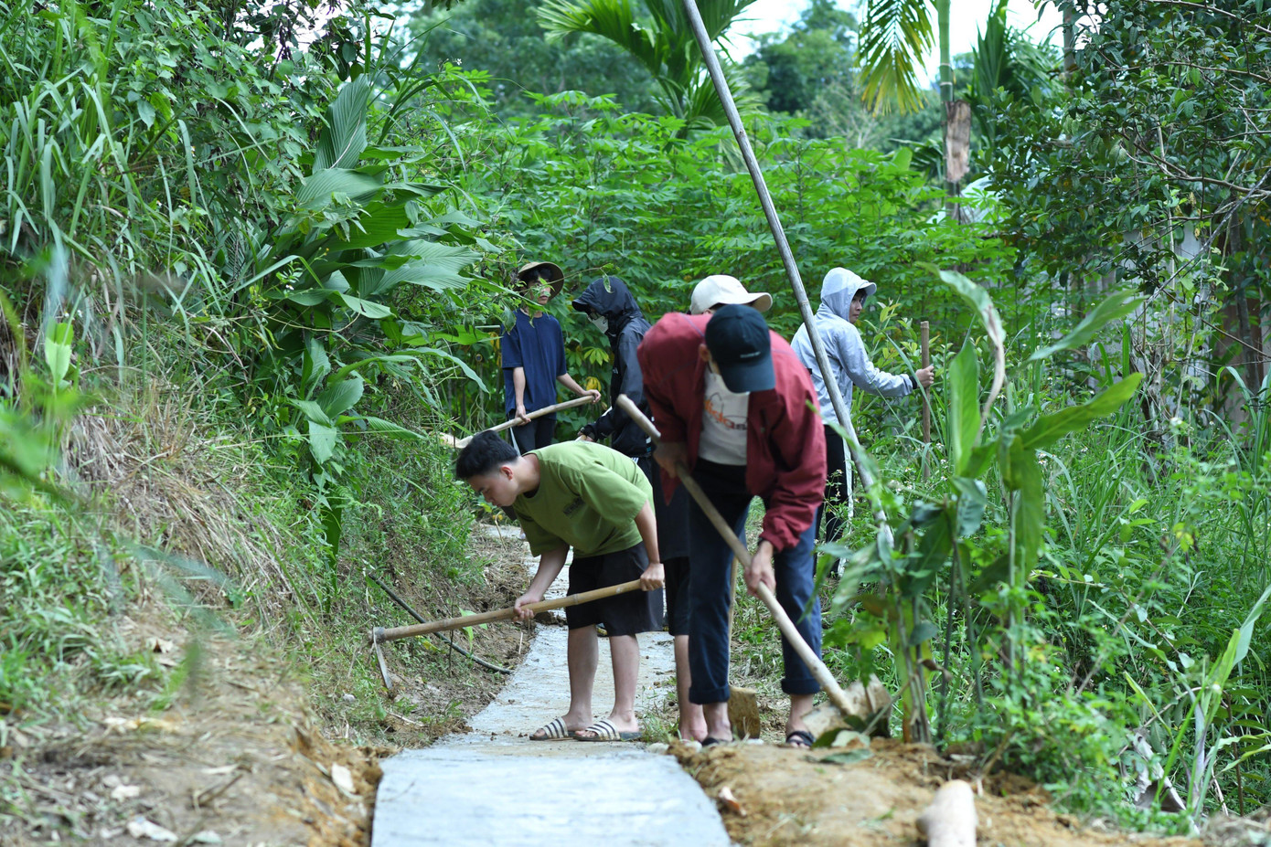 Tập kết xong vật liệu, các bạn trẻ san lấp mặt bằng, dọn dẹp phát quang cây cối xung quanh, kè đất tránh sạt lở... Sau hơn 3 ngày, đoạn đường đã được hoàn thành trong niềm vui của đoàn và người dân xã Tà Lu. Tuyến đường này được xem là huyết mạch nối các địa bàn trong xã, giúp bà con nơi đây thuận lợi cho việc giao thương, cải thiện đời sống.