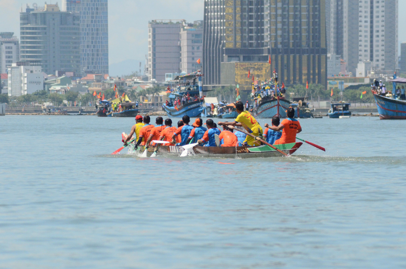 Theo quy định cuộc thi, đội đua sẽ có 17 thành viên tự phân chia nhiệm vụ, chiều dài thuyền không quá 15,5 mét. Giải đua giao hữu có khoảng cách 2.100 mét (3 vòng), giải đua chính thức 2.800 mét (4 vòng) tính từ vạch xuất phát đến điểm cờ được gắn sẵn.