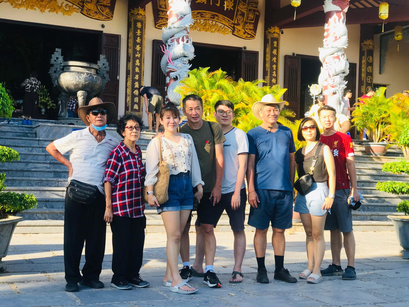 Đoàn du khách Hàn Quốc chụp ảnh lưu giữ kỉ niệm. Đoàn du khách Hàn Quốc chụp ảnh lưu giữ kỉ niệm.