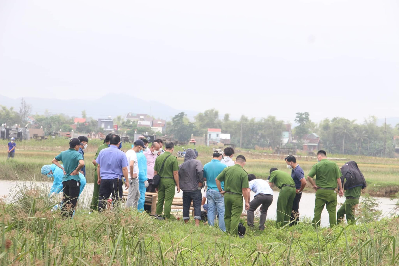 Xung quanh hiện trường là đồng ruộng, vắng người qua lại.