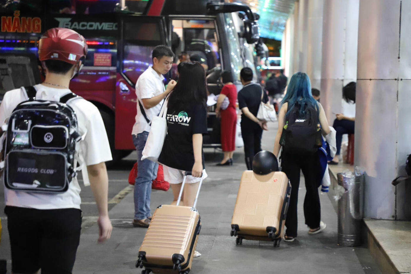 Theo các hãng xe, hôm nay nhiều xe đã xuất bến với đầy khách bởi đa số hành khách đã đặt mua vé từ trước.