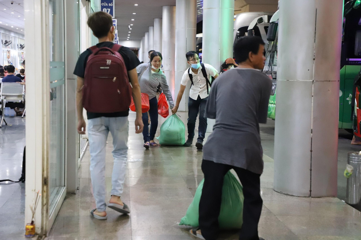 Nhiều sinh viên thường có tâm lý sợ hết vé nên đặt sớm. Bạn Thanh Thảo, sinh viên Đại học Đông Á chia sẻ: “Tụi em đã mua được vé về Gia Lai từ trước. Thường vào dịp nghỉ lễ, tụi em đặt trước sau đó quay lại quầy lấy vé, mọi việc dễ dàng hơn nhiều”.