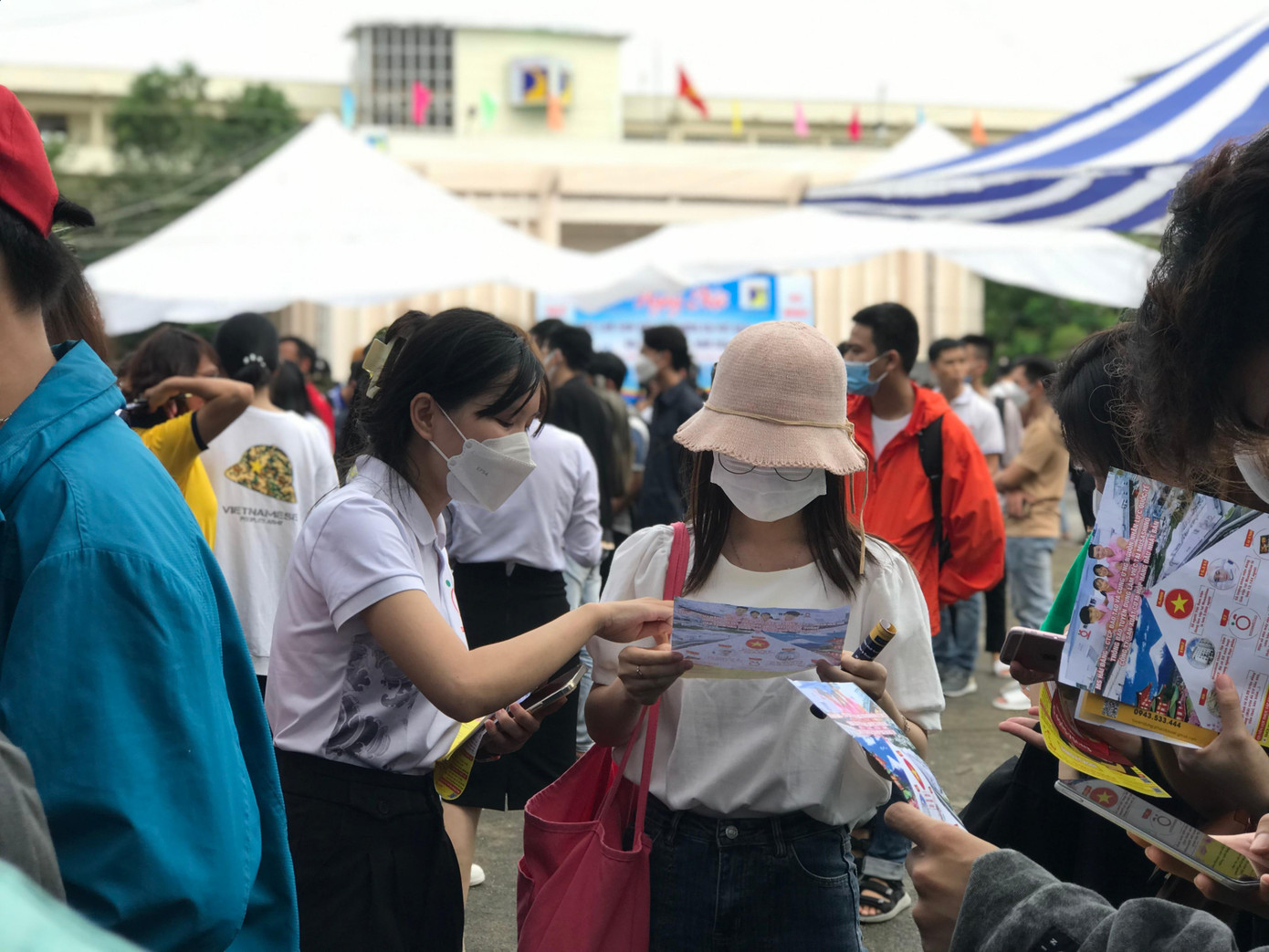 Đến với Ngày hội việc làm, sinh viên, người lao động sẽ trực tiếp gặp gỡ, trao đổi, phỏng vấn từ doanh nghiệp, nhận ra điểm thiếu sót của mình, từ đó, bù đắp điểm yếu và định hướng công việc phù hợp trong tương lai cho bản thân.