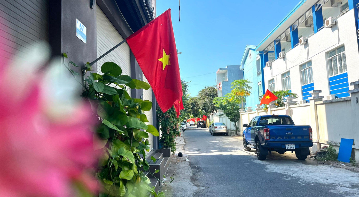 Anh Nguyễn Đình Sang (trú phường An Hải Bắc, quận Sơn Trà) cho rằng, việc treo cờ trước cửa nhà những ngày lễ lớn thể hiện tinh thần, trách nhiệm của công dân. Đặc biệt, lễ lớn như Tết độc lập và kỷ niệm 77 năm Cách Mạng Tháng Tám 100% các hộ gia đình tự treo cờ