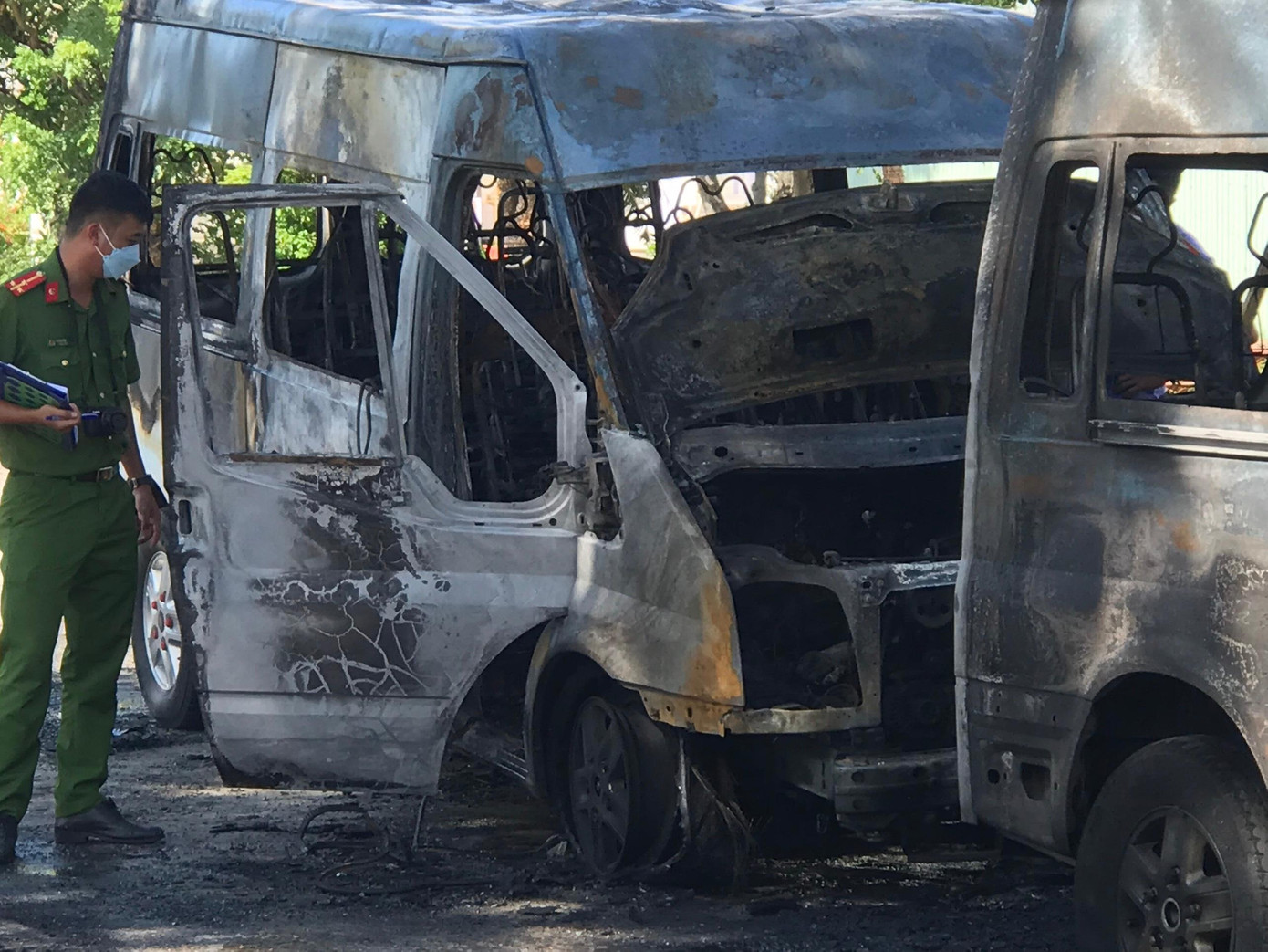 Hai chiếc xe 16 chỗ bị cháy trơ trụi chỉ còn khung sắt. Ảnh: Thái Lâm Hai chiếc xe 16 chỗ bị cháy trơ trụi chỉ còn khung sắt. Ảnh: Thái Lâm