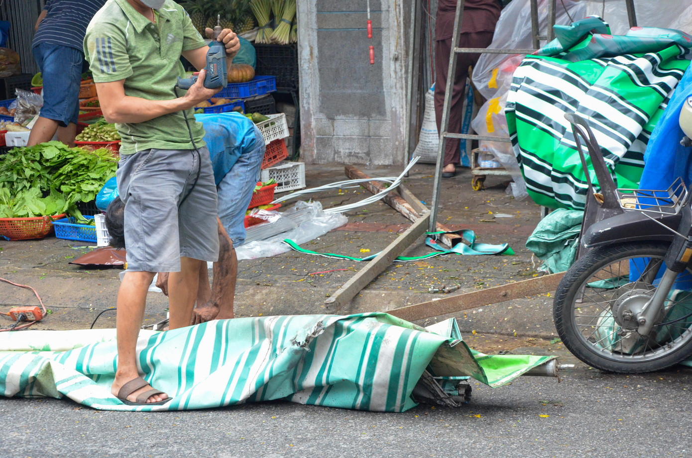 Mái che của các hộ gia đình, hàng quán ở phường Thọ Quang đều được người dân tháo dỡ. "Nghe thông tin báo đài là bão mạnh lên thành siêu bão nên gia đình đã tháo dỡ mái che, cột dựng ở trước sân nhà", chị Lê Thị Liên cho biết.