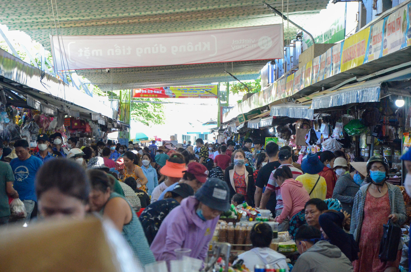 Chiều 1/9, theo ghi nhận của phóng viên, chợ Cồn có tiếng bậc nhất Đà Nẵng thu hút lượng du khách đông đảo gấp nhiều lần so với ngày thường. Cổng phụ từ đường Hùng Vương chật kín người.