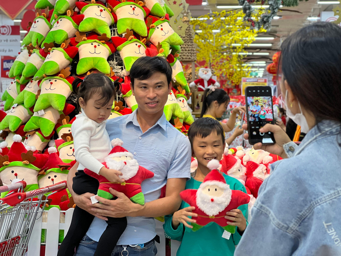 Gia đình anh Tô Thanh Lâm (trú xã Hòa Sơn) check-in Noel sớm tại một tháp gấu đủ loại màu sắc. Anh Lâm chia sẻ, thời tiết se lạnh nên gia đình xuống phố tranh thủ check-in Noel sớm ít người để có hình đẹp.