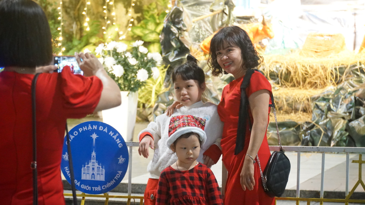 Theo người dân, ngày lễ Giáng Sinh được diễn ra chính thức vào ngày 25 tháng 12 hàng năm, nhưng mọi người thường mừng lễ với nhau vào khoảng chiều tối ngày 24 tháng 12. Theo người dân, ngày lễ Giáng Sinh được diễn ra chính thức vào ngày 25 tháng 12 hàng năm, nhưng mọi người thường mừng lễ với nhau vào khoảng chiều tối ngày 24 tháng 12.