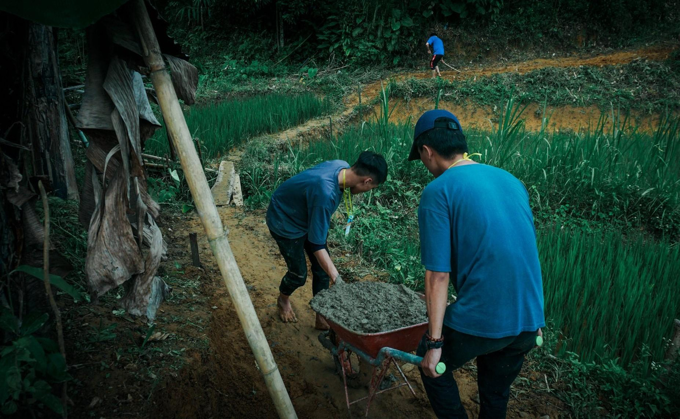 “Khi đến nơi, nhiều bạn đoàn viên bỡ ngỡ vì nơi đây quá hẻo lánh, thế nhưng ai nấy nhanh chóng bắt tay vào công việc”, anh Tin chia sẻ.