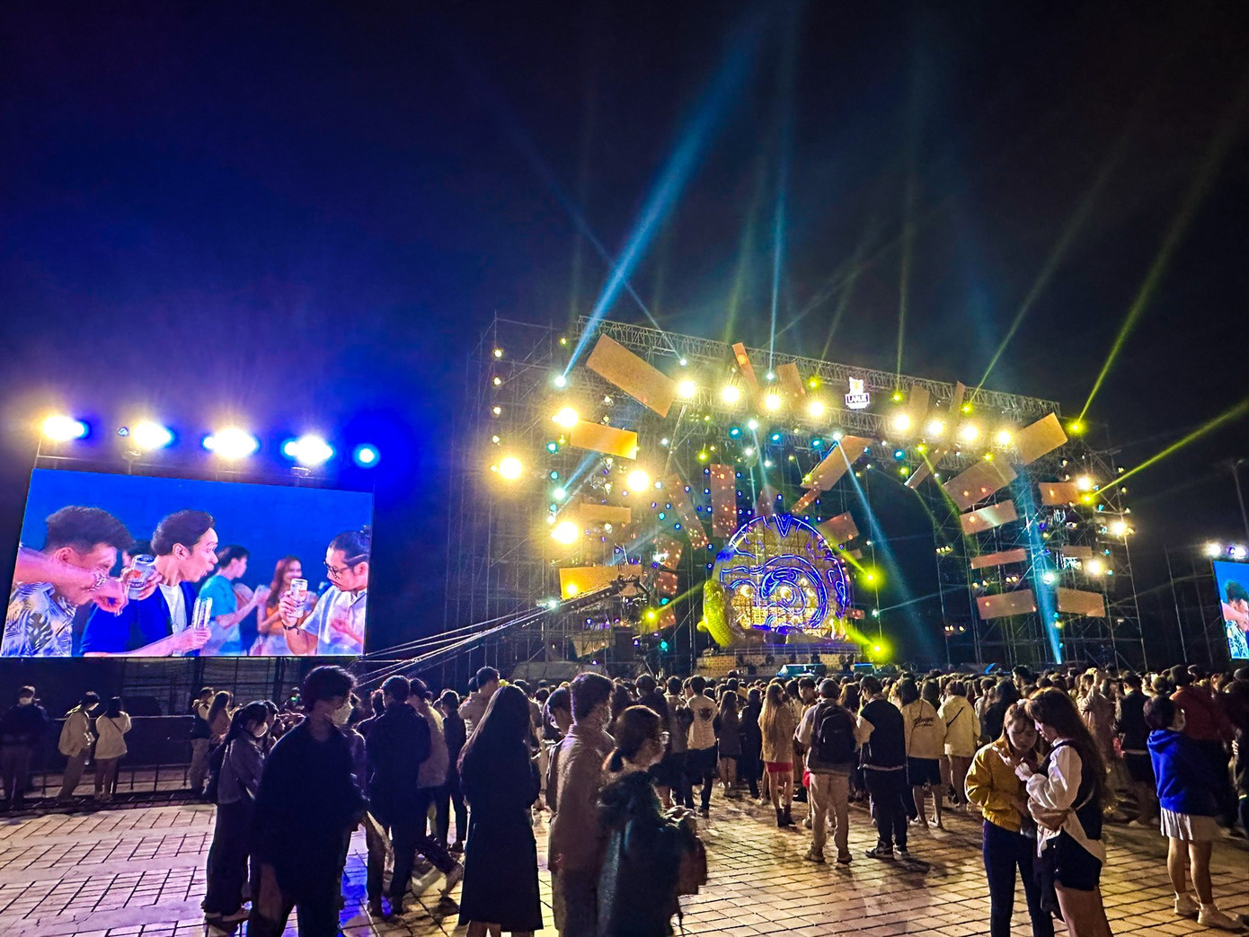 Hàng trăm bạn trẻ lui tới địa điểm tổ chức countdown. Hàng trăm bạn trẻ lui tới địa điểm tổ chức countdown.