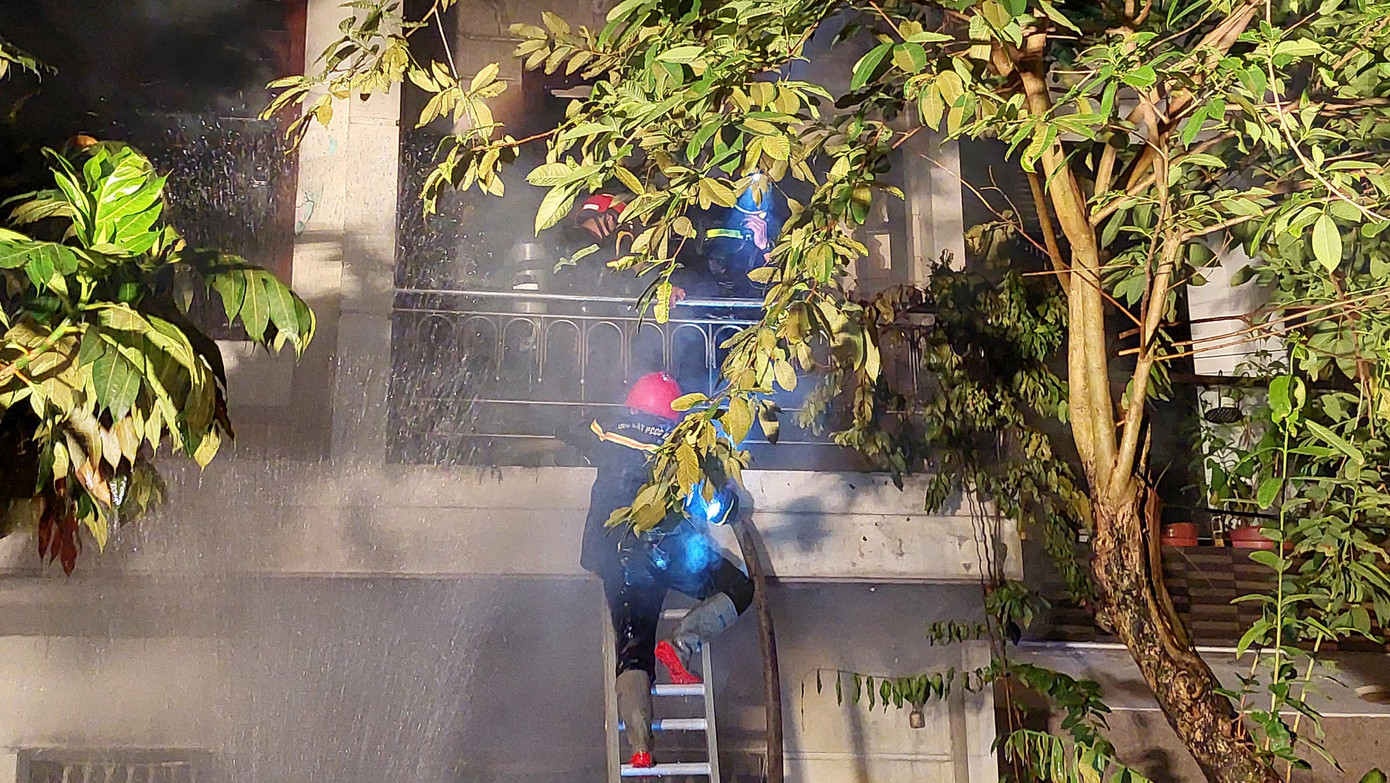 Các chiến sĩ tiếp cận hiện trường tầng 2. Các chiến sĩ tiếp cận hiện trường tầng 2.